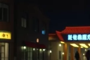 悬疑片《十九号房客》剧照，昏暗走廊尽头多出的一扇门