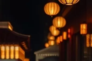 犯罪片《霓虹旧巷》剧照，雨夜巷口闪烁的招牌